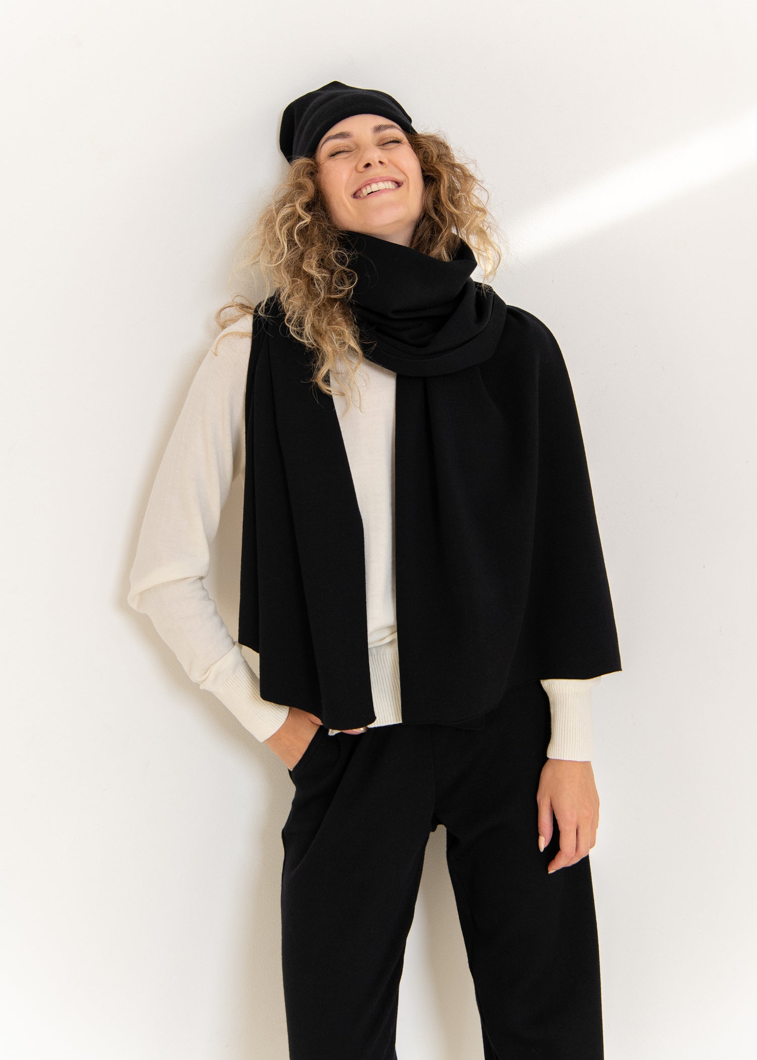 Via 100% Merino Scarf Black